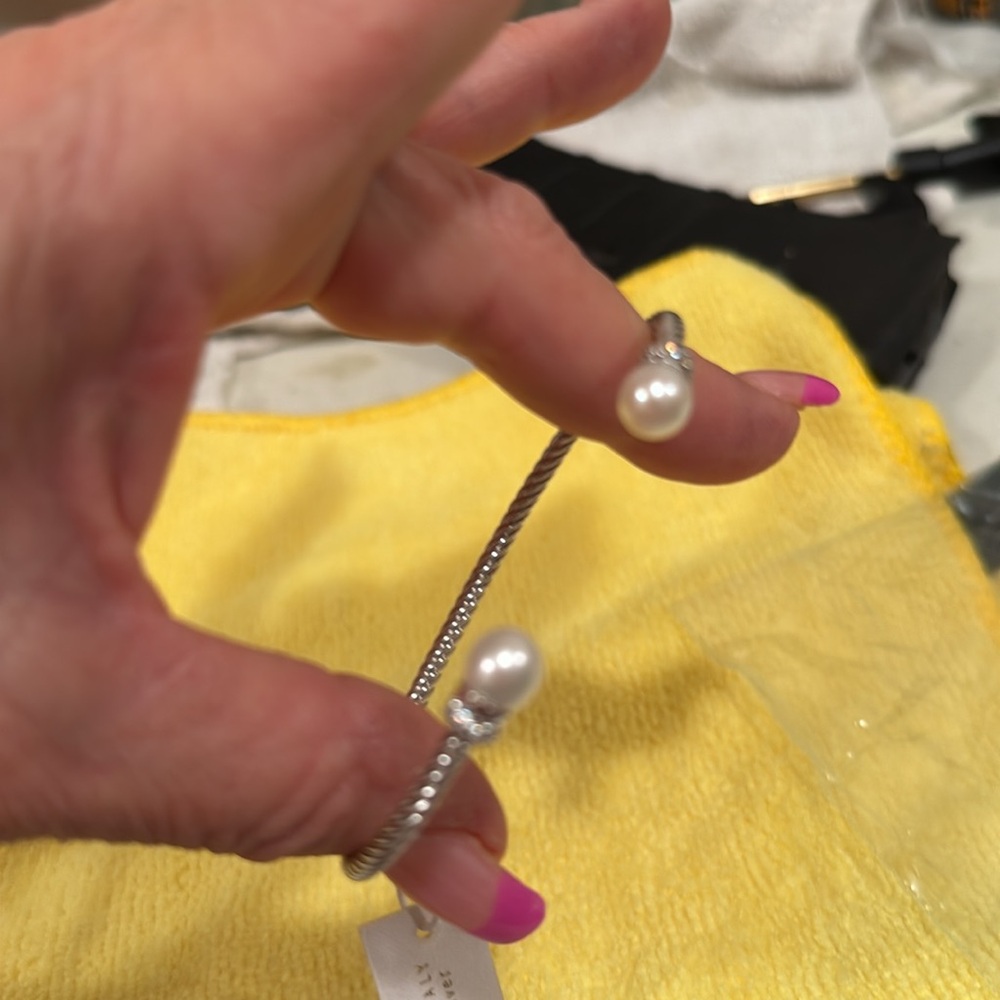 Sterling, silver and pearl bracelet with Crystal diamonds. Beautiful. - Picture 11 of 12